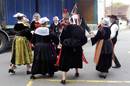 Un piper écossais fait danser Brug Arvor