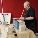 Yves Leblanc joue de l'orgue de Barbarie