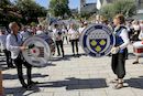 Rassemblement des sonneurs, des danseurs et des badauds devant la mairie de Baden