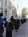 Arrivée du défilé en haut de la rue Moyenne