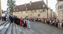 Photo de groupe sur les marches devant la cathédrale Saint-Étienne
