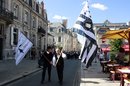 Les étendards en tête du défilé rue Moyenne