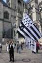 Les banières devant la cathédrale